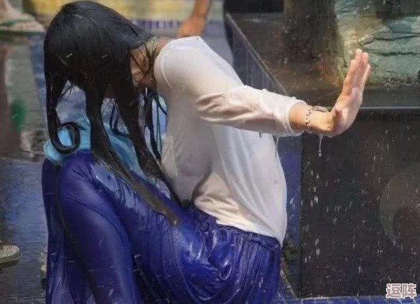 老太婆脱了裤子让我玩，网友热议：这剧情太魔幻，简直无法想象！