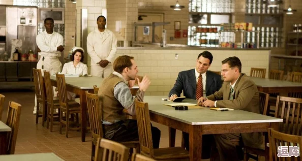 探索寂静岭2RE：男主角旅程中指甲衣物渐变污渍，细腻呈现生存挣扎