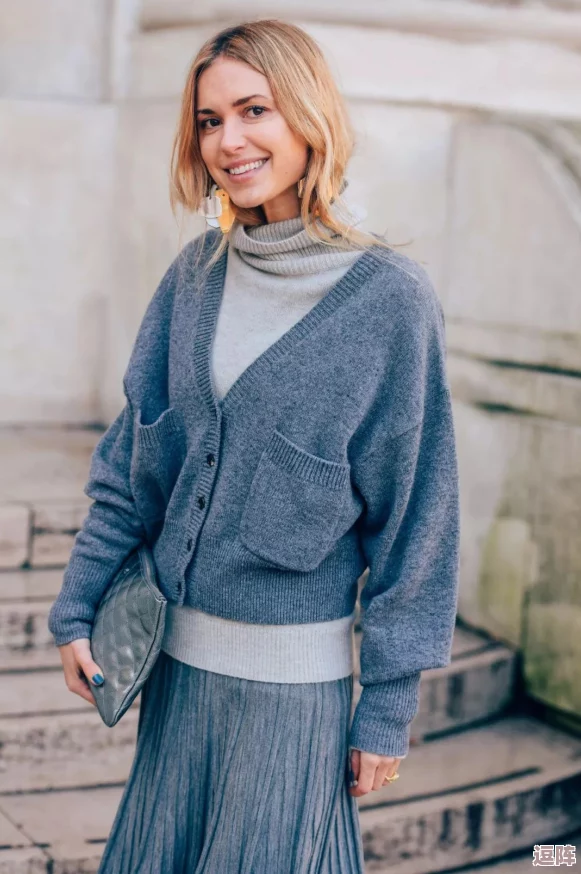 王权与自由国际服：全面指南——隐藏头盔与服装技巧大公开