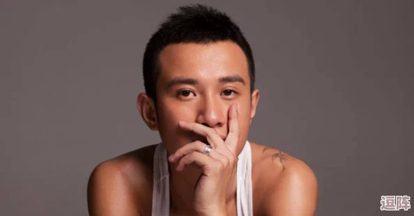 GAYSEX老头互摸＂现象引发社会关注，探讨其背后的心理与文化因素，以及对老年人性需求的理解与尊重