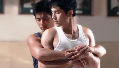 China中国GaY洗澡偷拍：知名明星被曝光，疑似涉及绯闻事件引发网友热议