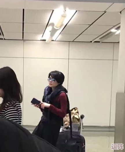 XXXX张柏芝ⅩXXXX：网友称其为＂岁月静好＂，称赞其优雅气质与出众才华令其依然闪耀。