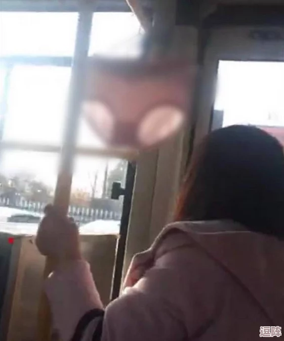 公交车上内裤滑进去了会怎么样?尴尬瞬间如何处理,乘客反应各异引发热议! 公交车上内裤滑进去了会怎么样?尴尬瞬间如何处理,乘客反应各异引发热议!