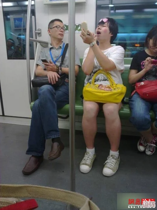 公交车上内裤滑进去了会怎么样?尴尬瞬间如何处理,乘客反应各异引发热议! 公交车上内裤滑进去了会怎么样?尴尬瞬间如何处理,乘客反应各异引发热议!